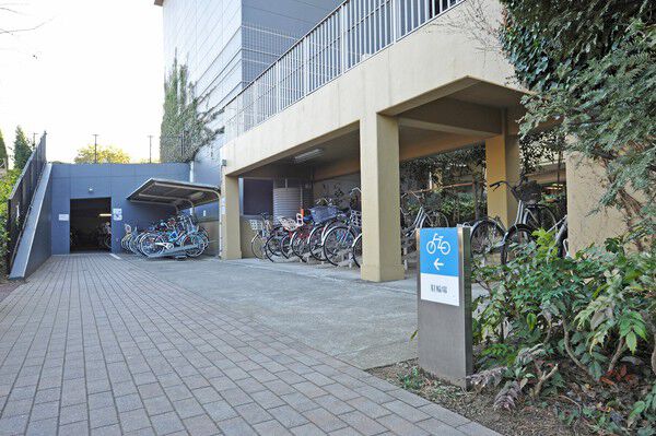 地下には駐車場を設置し、カーライフを応援。毎日のお買い物に便利な駐輪場もご用意。 地下には駐車場を設置し、カーライフを応援。毎日のお買い物に便利な駐輪場もご用意。