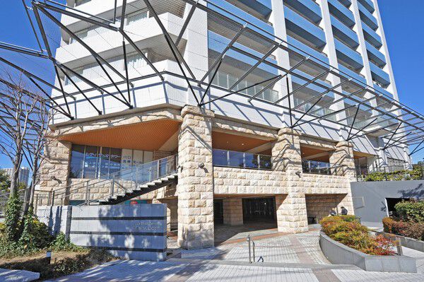 インターロッキングのアプローチに沿い、9つのガーデンに四季を感じる日々。 インターロッキングのアプローチに沿い、9つのガーデンに四季を感じる日々。