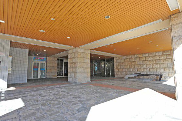 風格を湛え、誇りを感じる格調高き佇まいのエントランス。 風格を湛え、誇りを感じる格調高き佇まいのエントランス。