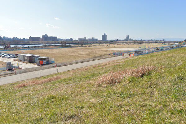 複数のスポーツ施設を有し、フラワーベルトで有名な「荒川運動公園」が徒歩圏内。