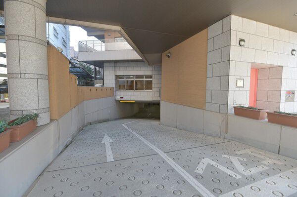 地下には、100台収容のタワーパーキングを設置しています。
