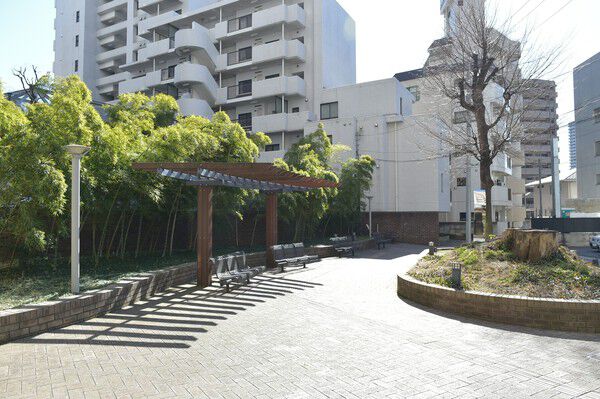 けやきの大樹とやS字カーブのモニュメントが印象的な公開空地。		