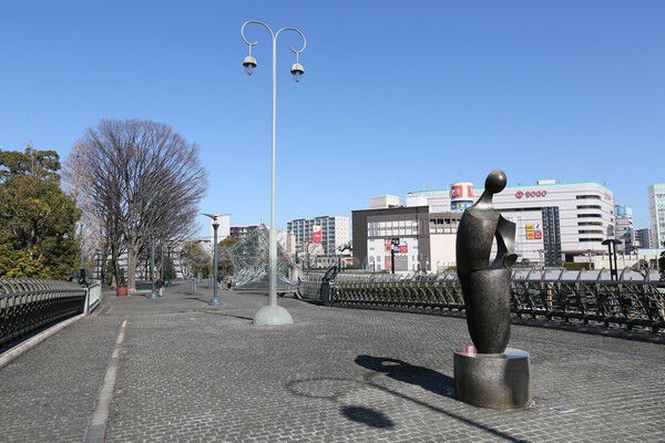 四季折々の花木と彫刻に心癒される「川口西公園」まで約750m（徒歩10分）。		