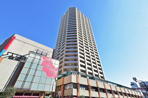 タワー棟のすぐそばにコミュニティ施設棟が隣接しています。		 タワー棟のすぐそばにコミュニティ施設棟が隣接しています。