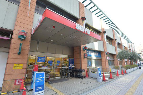 24時間営業の「西友川口本町店」は、約80m（徒歩1分）。