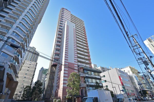 【リビオアクシスプレイス】北側には全48台のパーキングタワー、地下1階には全91台の駐輪スペースも確保。		