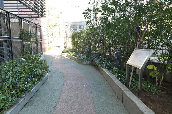 周辺環境と調和する公開空地や遊歩道を整備し、駅前のランドマークに。		