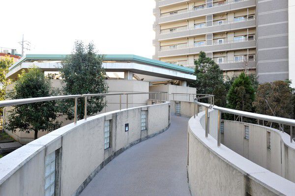 駐輪場やハイルーフ対応を含む130台分の駐車場、来客用コインパーキングもご用意。		