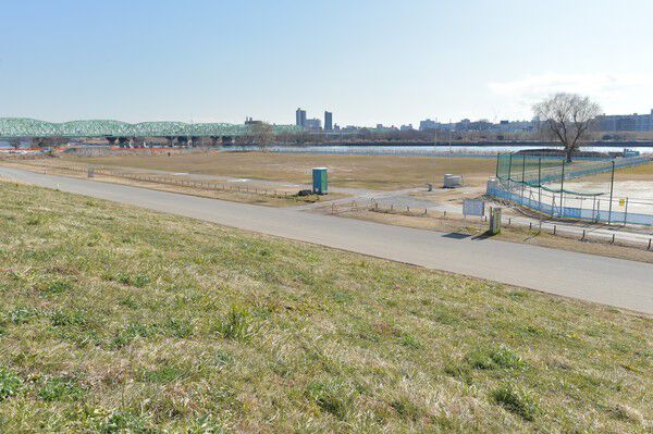 サッカーなどが楽しめる「 荒川運動公園」までは約1,400m（徒歩18分）。		