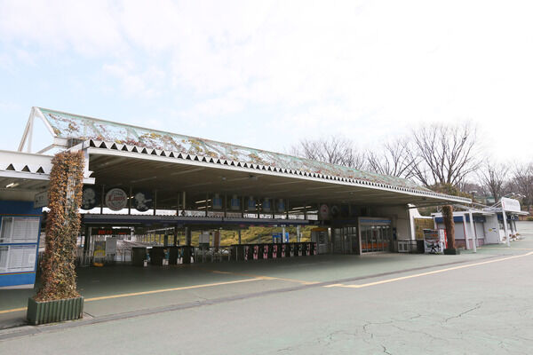 西武鉄道狭山線「西武球場前」駅は、徒歩4分。