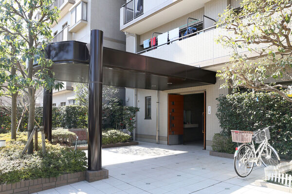 エントランスゲートは高品質な住まいを思わせる印象深いデザイン。		 エントランスゲートは高品質な住まいを思わせる印象深いデザイン。