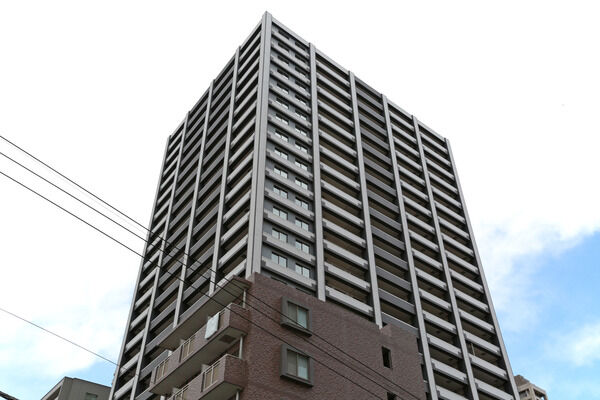 【Brillia Tower所沢ロジュマン】高層部にグレー系、低層部に暖色系を採用し、安定感のある佇まい。 【Brillia Tower所沢ロジュマン】高層部にグレー系、低層部に暖色系を採用し、安定感のある佇まい。