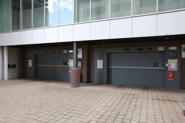 駐車場は、人の流れと分離。安全に配慮しつつ、雨の日も濡れずに住居へ。