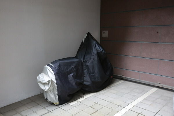 バイク置き場も確保、歩行者の安全性を重視しています。