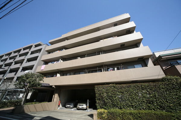 【所沢美原町パークホームズ】豊かな自然の緑に囲まれた街に調和する外観。		