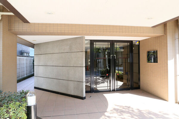 エントランスには、宅配ロッカーを設置。オートロックを採用で安心にも配慮。		