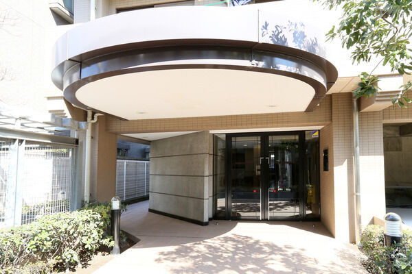 エントランスは、緩やかな曲線を描いた庇がアクセントに。		