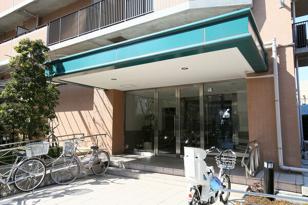 気品のあるエントランスには宅配ロッカーを設置。		