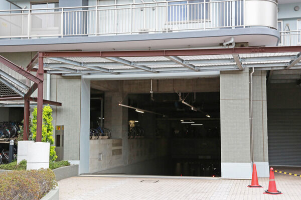 185台収容の駐車場を敷地内に設置（内1台は、地上平置）。