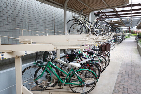 セキュリティ面にも配慮された、屋根付きの駐輪場。