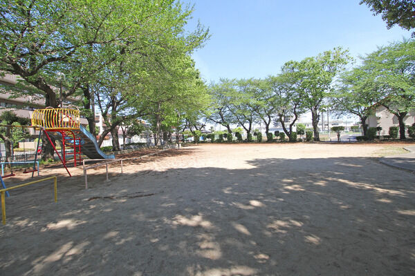 近隣公園　現地より約100ｍ