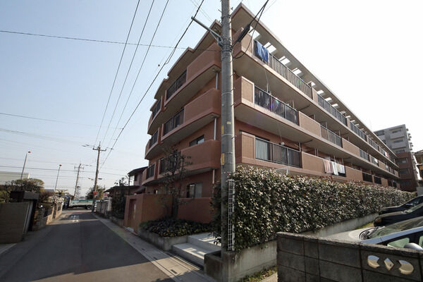 【上尾パークホームズ】赤レンガのフォルムは、ハイクラスな雰囲気を漂わせます。 【上尾パークホームズ】赤レンガのフォルムは、ハイクラスな雰囲気を漂わせます。