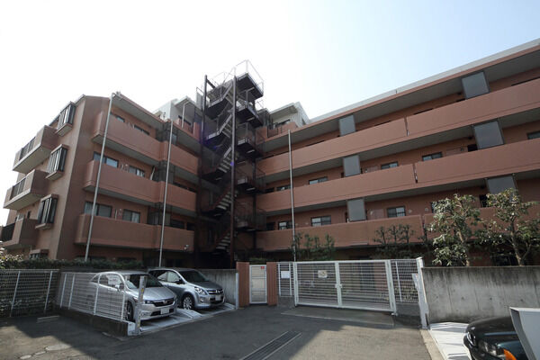 敷地内には、駐車場が25台設置しています。		