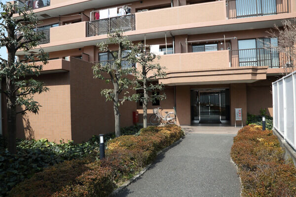 エントランスには、四季を演出する植裁があります。		