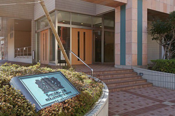 エントランス前には植物が配されています。