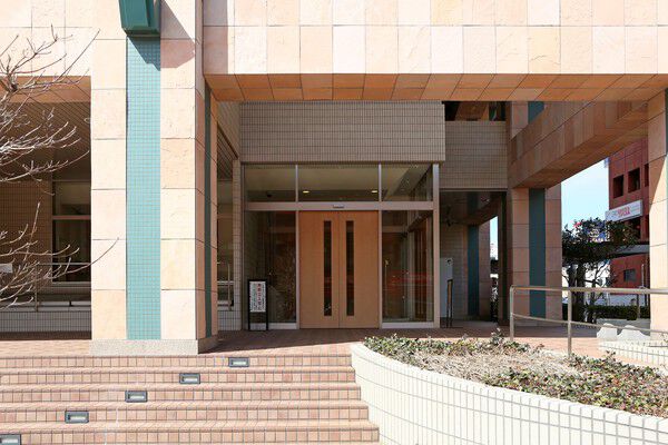 エントランスを入ると2層吹き抜けのエントランスホールへ。