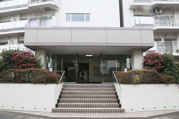 広くせり出した屋根が風格を感じさせる、重厚感あふれるエントランス。		