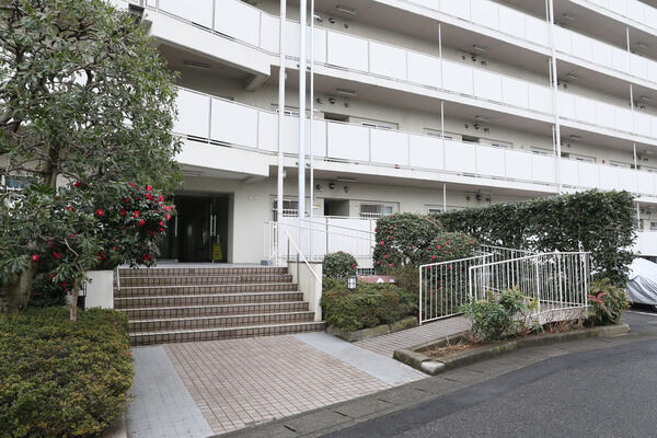 エントランスへのアプローチには車いすにも優しいスロープを設置。		