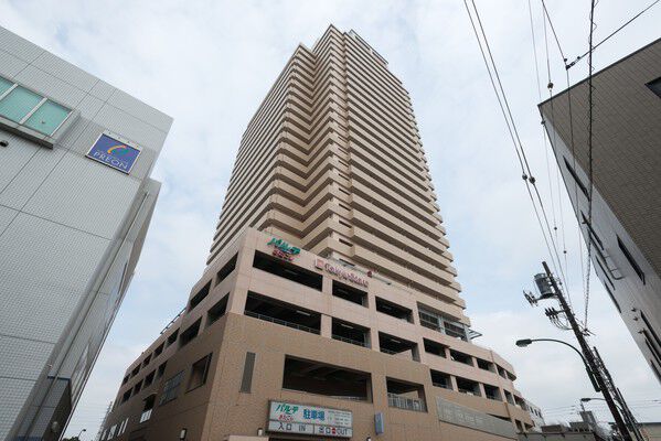 【ライオンズステーションタワー北越谷】ブラウン系タイルを基調とした色合いが周囲の景観に調和する。 【ライオンズステーションタワー北越谷】ブラウン系タイルを基調とした色合いが周囲の景観に調和する。