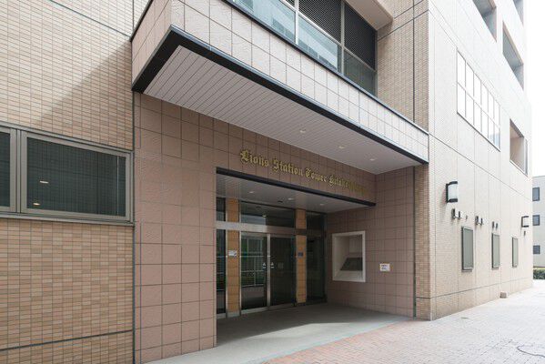 ガラスと木調の質感が洗練された統一感を醸し出すエントランス。