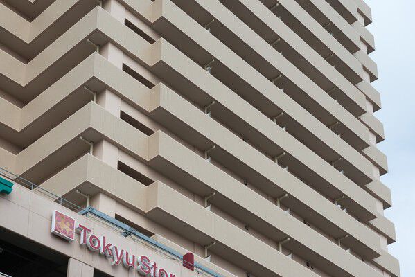 落ち着いたブラウンを基調とした外観が威圧感のないファザードを形成します。