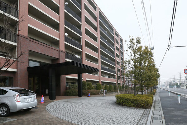 見晴らしのよいエントランスアプローチ。	 見晴らしのよいエントランスアプローチ。