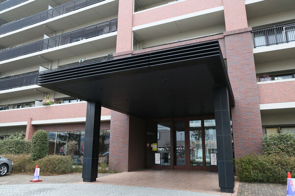 黒色でまとめられたエントランス。重厚感があります。		 黒色でまとめられたエントランス。重厚感があります。