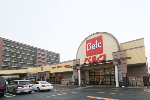 隣接する食料品スーパー「ベルク越谷西方店」まで約70m(徒歩1分)。		 隣接する食料品スーパー「ベルク越谷西方店」まで約70m(徒歩1分)。