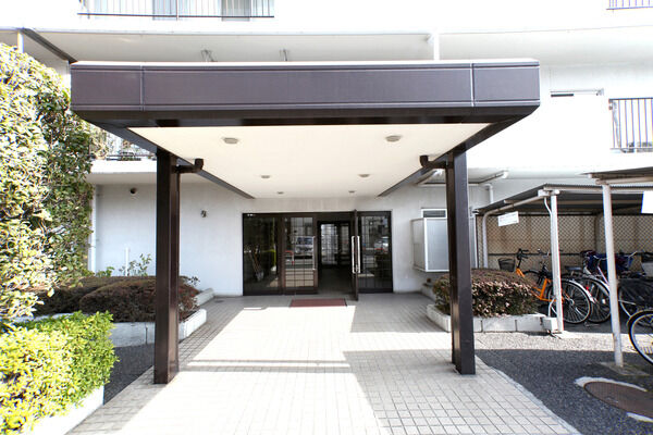 シックな色合いのラインで引き締まる上品なエントランス。		