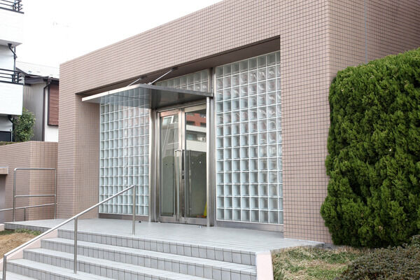 ガラスブロックを用いたエントランス。ロビー内には柔らかな光が広がります。		