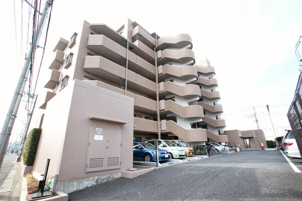 駐車場は24台分、自転車置き場は60台分を用意しています。		