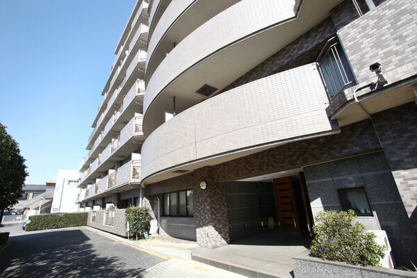 【朝霞台パークホームズ】エントランス上のラウンドルーフがおしゃれな印象を与えます。