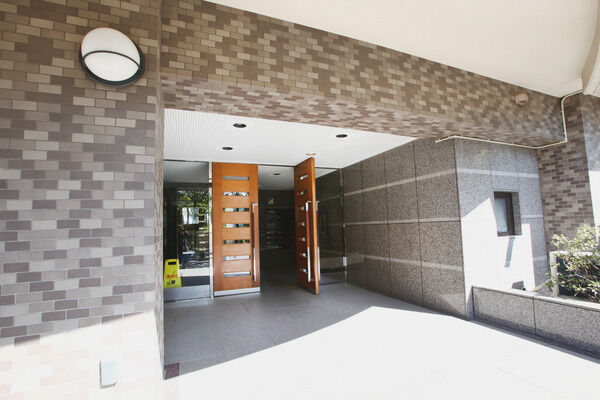 御影石張りのエントランス。壁はタイル貼りで洗練されたデザインです。