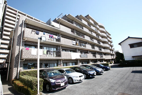 駐車場スペースはゆったりと確保しています。