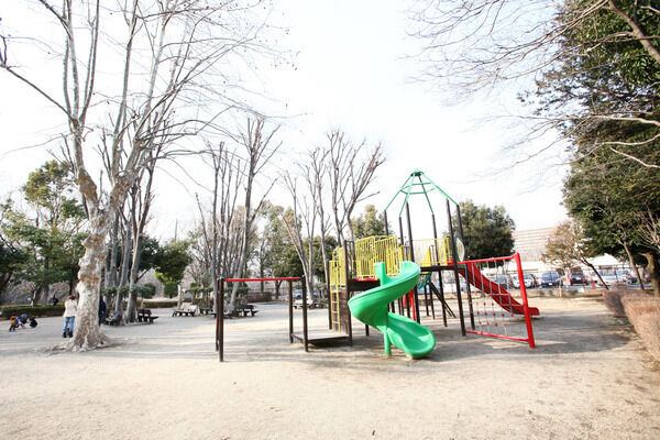 野球場のある「中央公園」は、約2,600m（徒歩33分）。