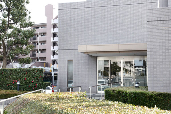 緑に囲まれたアプローチを通ってエントランスへ。		