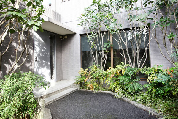 北側のエントランス。駐車場への出入りに使います。		