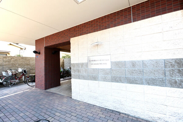 対照的な色を使ったエントランスは、安らぎと都会的センスが光ります。		