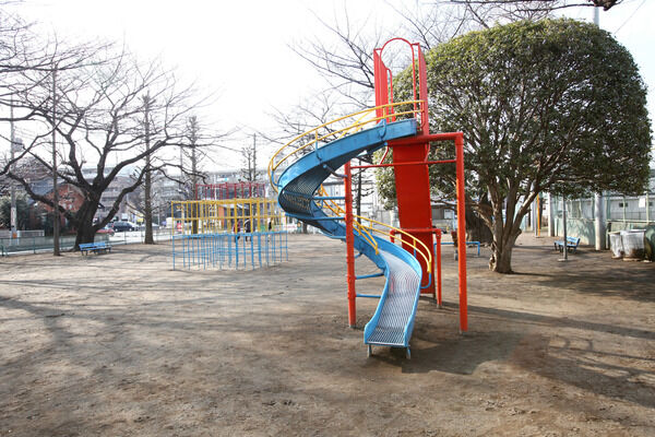 野球場のある「北朝霞公園」は、約1,300ｍ（徒歩17分）。