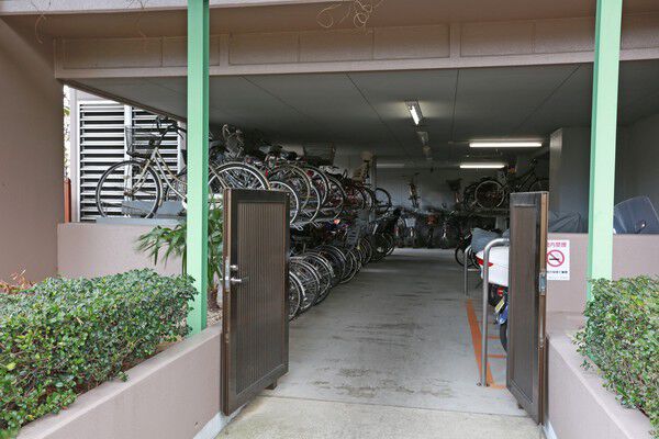 189台分のスペースを確保した屋根付きの駐輪場。 189台分のスペースを確保した屋根付きの駐輪場。